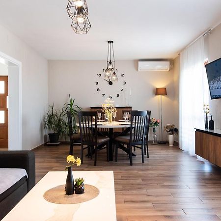 פורץ Superior Apartment Sincic מראה חיצוני תמונה