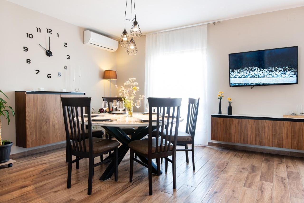פורץ Superior Apartment Sincic מראה חיצוני תמונה