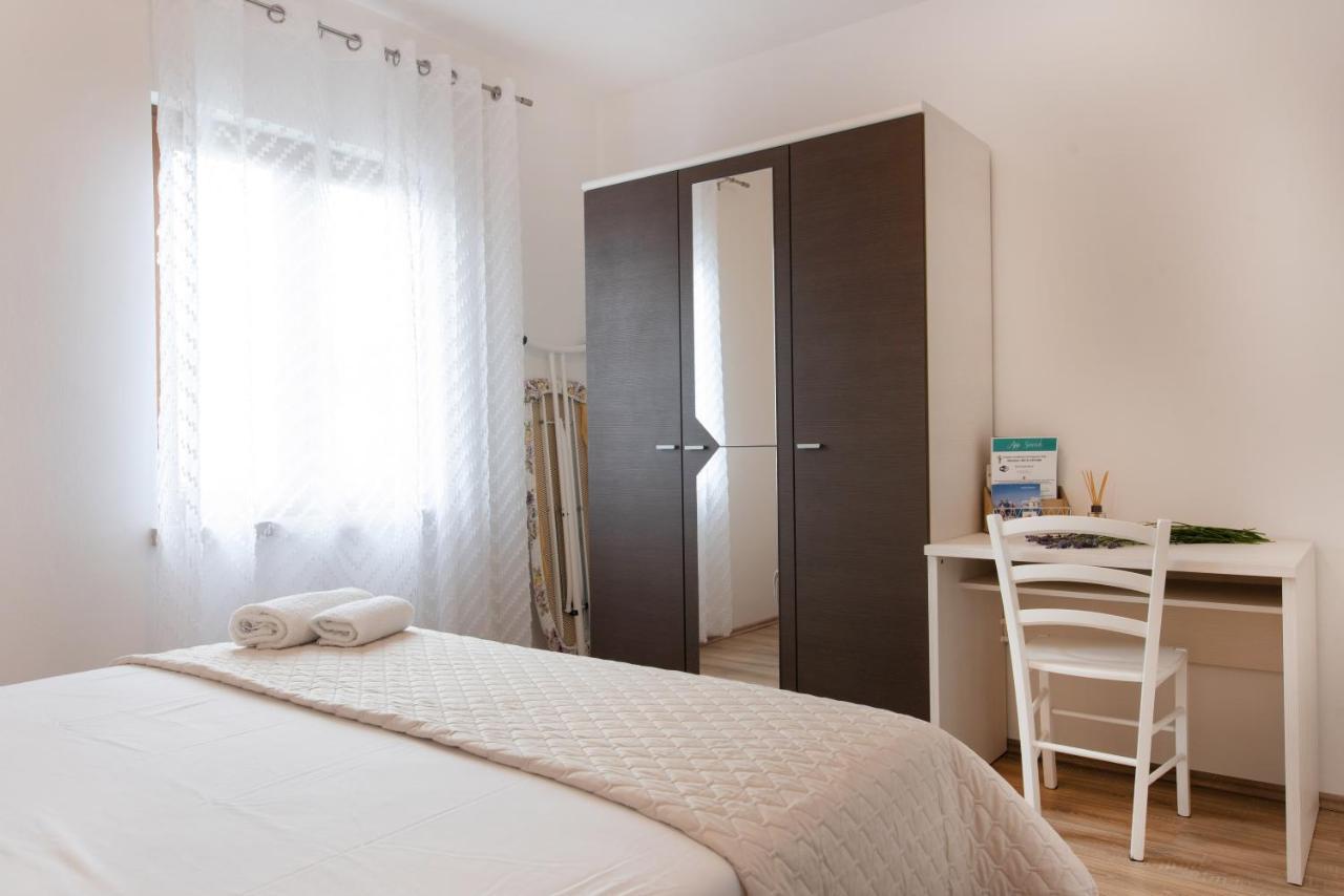 פורץ Superior Apartment Sincic מראה חיצוני תמונה