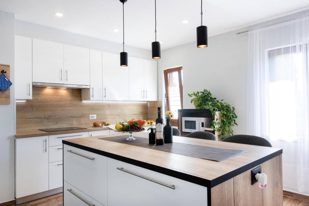 פורץ Superior Apartment Sincic מראה חיצוני תמונה