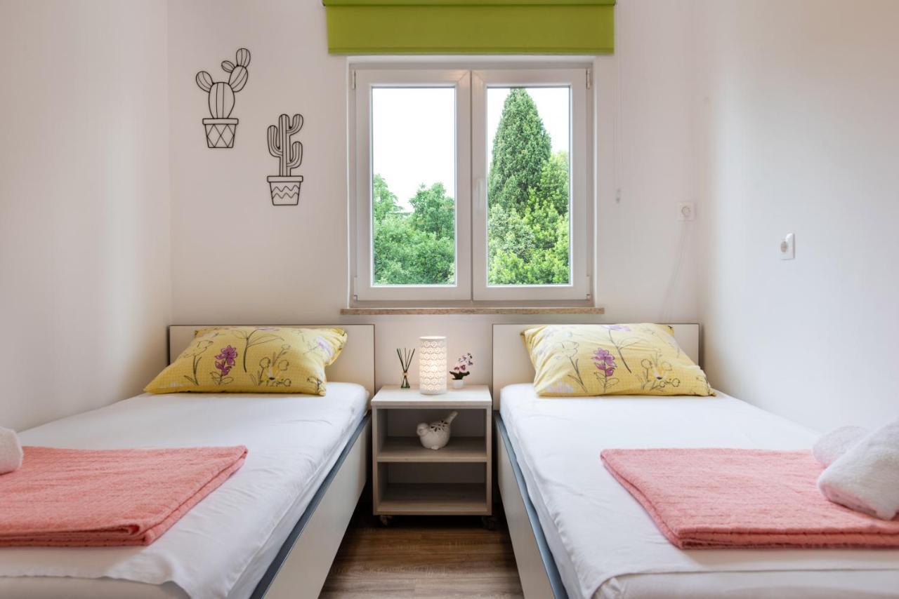 פורץ Superior Apartment Sincic מראה חיצוני תמונה